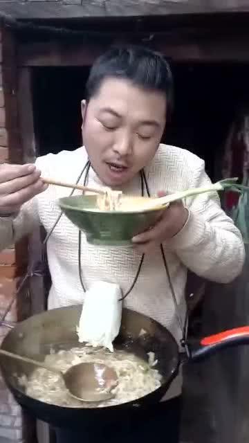 坐板凳吃瓜视频,揭秘网络热传的“坐板凳吃瓜”现象
