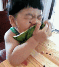 两个小孩吃瓜搞笑视频,两个小孩的欢乐瓜吃大作战